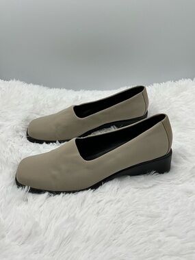 WHAT’S WHAT Loafers Size 9.5 Taupe ClassicStyle Slip-On Low Heel